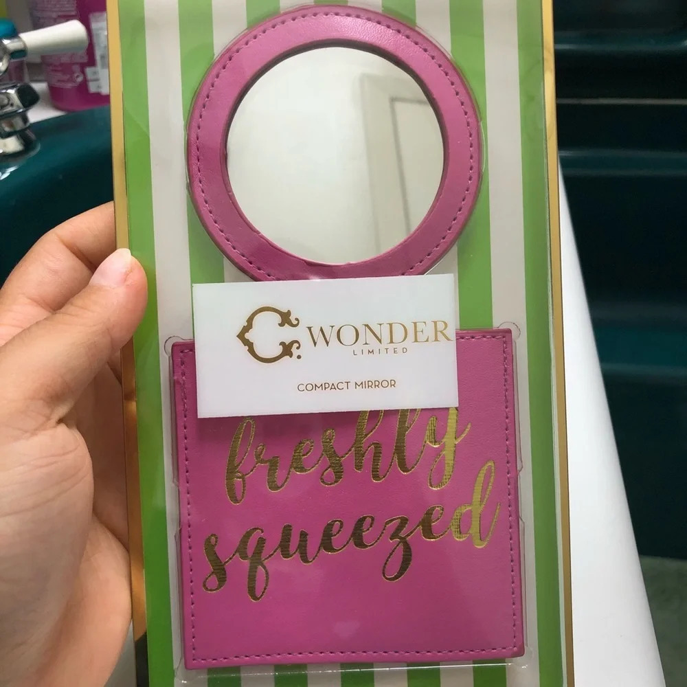 NIB C WONDER COMPACT MIRROR